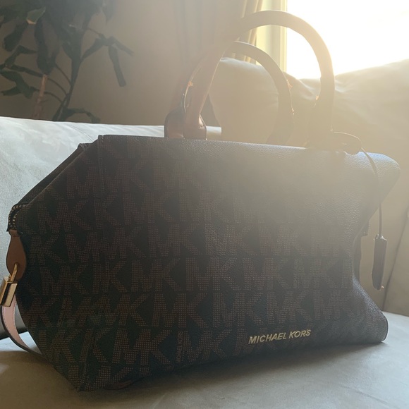 Michael Kors Handbags - Michael Kors purse Michael Kors Handbags - Michael Kors purse